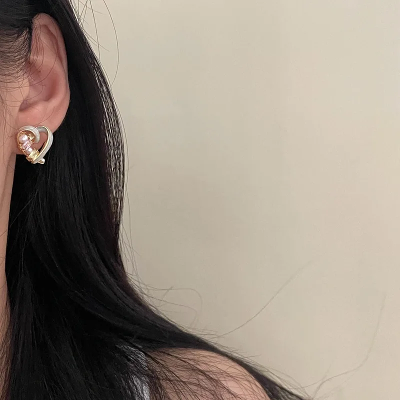 Hollow Love Pearl Earrings Geometric Lines Temperament Advanced Simple Personality 925 Silver Needle Retro Fashion Accessory
Hollow Love Pearl Earrings Geometric Lines Temperament Advanced Simple Personality 925 Silver Needle Retro Fashion Accessory