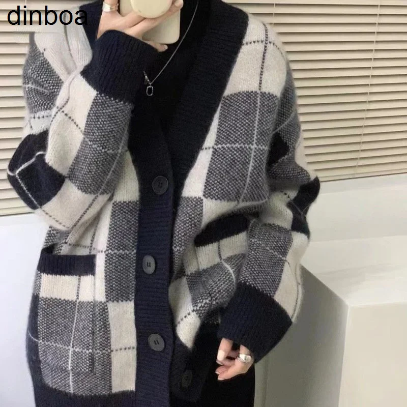 Vintage Loose Oversized Plaid Cardigan Women Korean Style V-neck Button-up Sweater Coat Autumn Warm Long Sleeve Knitted Jackets
Vintage Loose Oversized Plaid Cardigan Women Korean Style V-neck Button-up Sweater Coat Autumn Warm Long Sleeve Knitted Jackets