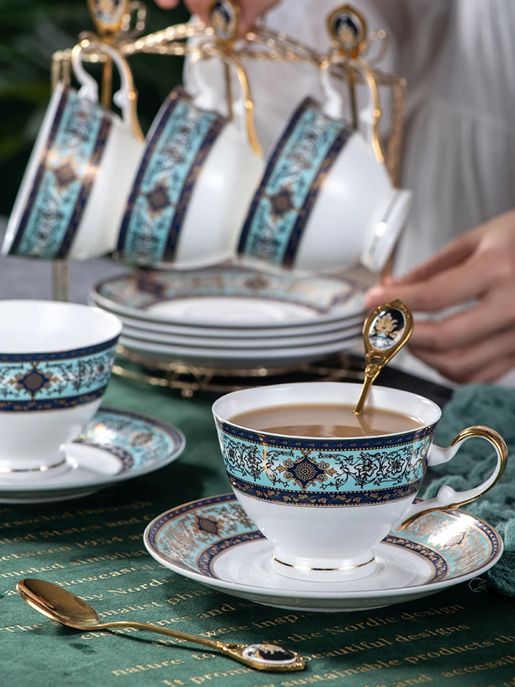 

Женская кофейная чашка из костяного фарфора, блюдце, ложка, набор 200 мл, роскошная керамическая кружка, первоклассная фарфоровая чайная чашк...
