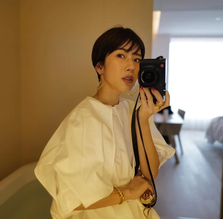 22 Fashion Classic Trendy luxury design Summer New Vintage Shirt Loose Thin White Blouse Women
22 Fashion Classic Trendy luxury design Summer New Vintage Shirt Loose Thin White Blouse Women