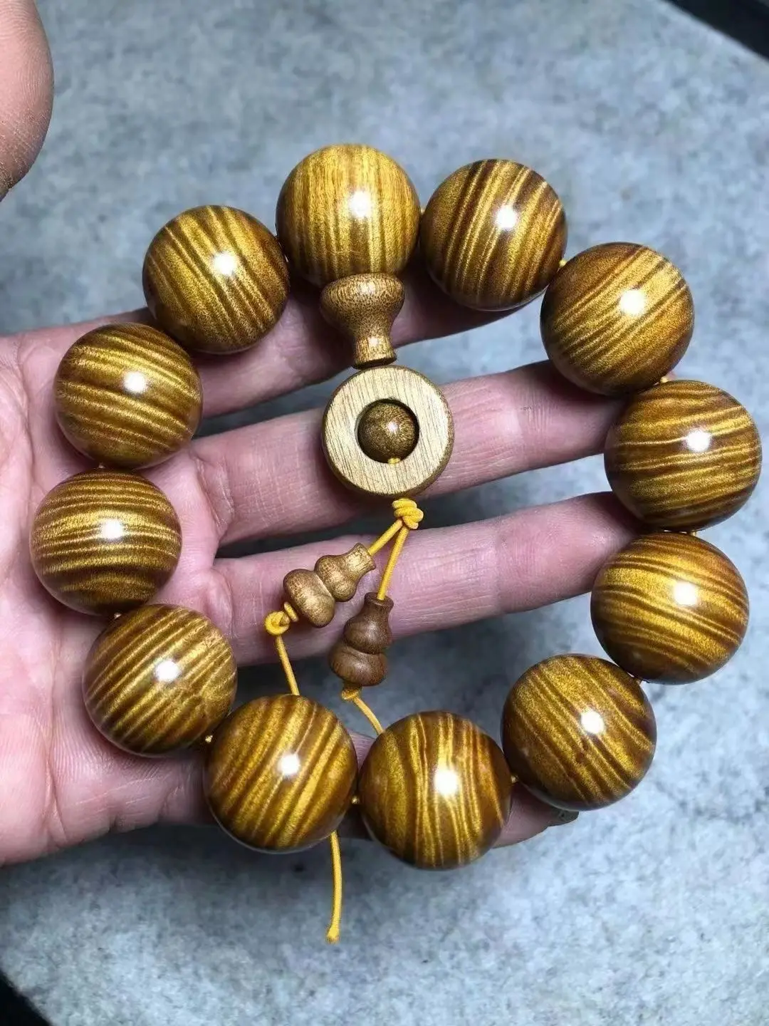 SNQP Jinsi Nanmu Handstring Is A Pure Natural HigH-end Men's And Women's Version. Nanshui Bo Wen Plays Buddha Beads 
SNQP Jinsi Nanmu Handstring Is A Pure Natural HigH-end Men's And Women's Version. Nanshui Bo Wen Plays Buddha Beads