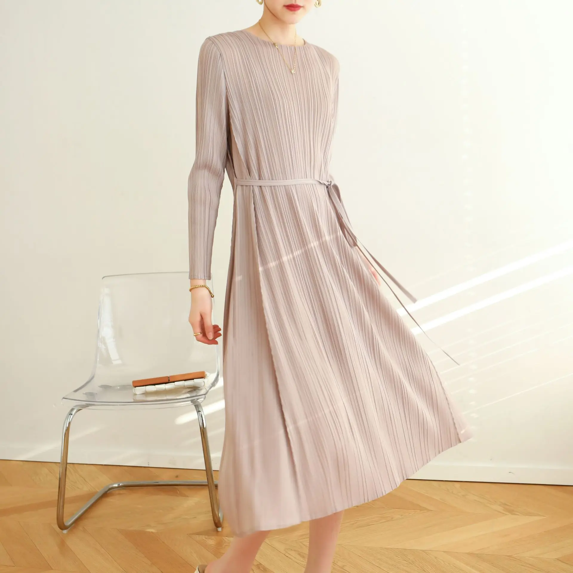 Miyake pleated summer ladies fashion casual temperament commuter fairy lady style high-end women's lace-up dress
Miyake pleated summer ladies fashion casual temperament commuter fairy lady style high-end women's lace-up dress