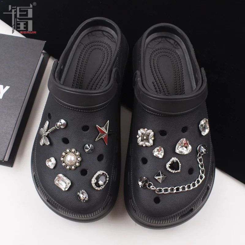 Роскошные подвески для Croc DIY, элегантные женские подвески Croc, дизайнерский полный комплект, качественные аксессуары для сабо, готовый продукт
Роскошные подвески для Croc DIY, элегантные женские подвески Croc, дизайнерский полный комплект, качественные аксессуары для сабо, готовый продукт