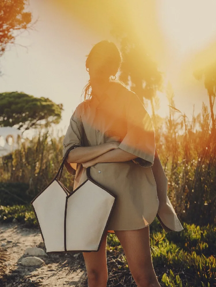 Canvas Tote Bag 2022 Summer Fashion Stitching Leather Irregular Ladies Shoulder Bag Large Capacity Women Shopping Bag Beach Bag
Canvas Tote Bag 2022 Summer Fashion Stitching Leather Irregular Ladies Shoulder Bag Large Capacity Women Shopping Bag Beach Bag