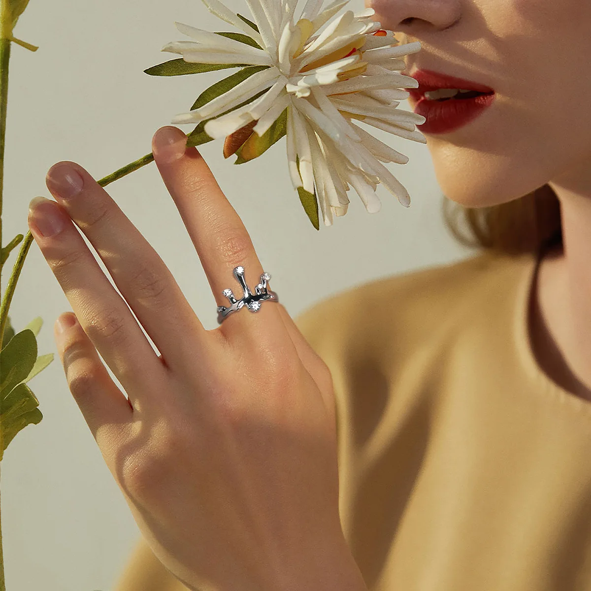 Женское кольцо серебряного цвета со сверкающими фианитами 
Женское кольцо серебряного цвета со сверкающими фианитами