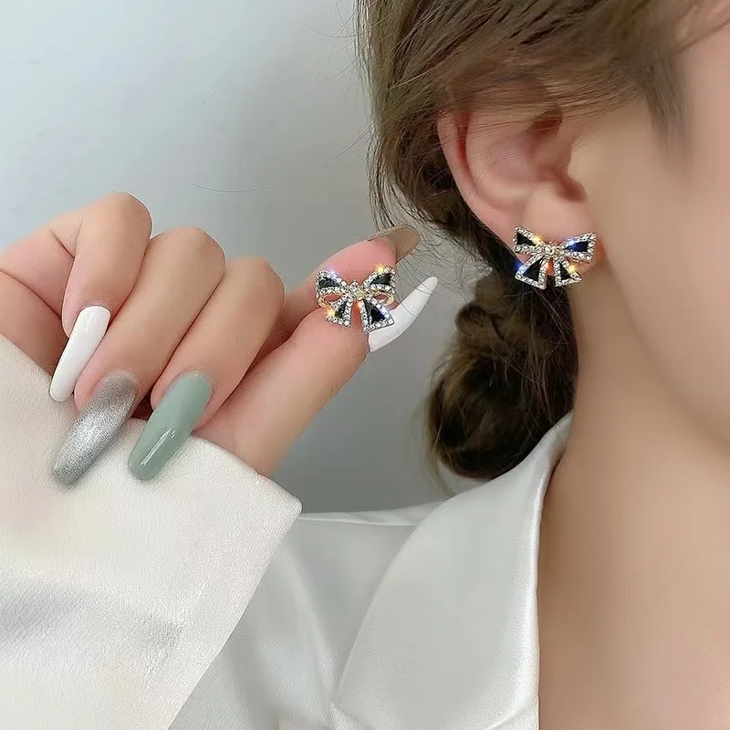 Korean Elegant Black Bow Stud Earring Rhinestone Shiny Bowknot Earring for Women Fashion Jewelry Bride Party Wedding Friends Gif
Korean Elegant Black Bow Stud Earring Rhinestone Shiny Bowknot Earring for Women Fashion Jewelry Bride Party Wedding Friends Gif