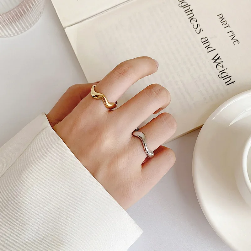 Fashion simple irregular fluid line titanium steel ring female advanced photosensitive surface plated 14K gold adjustable ring
Fashion simple irregular fluid line titanium steel ring female advanced photosensitive surface plated 14K gold adjustable ring