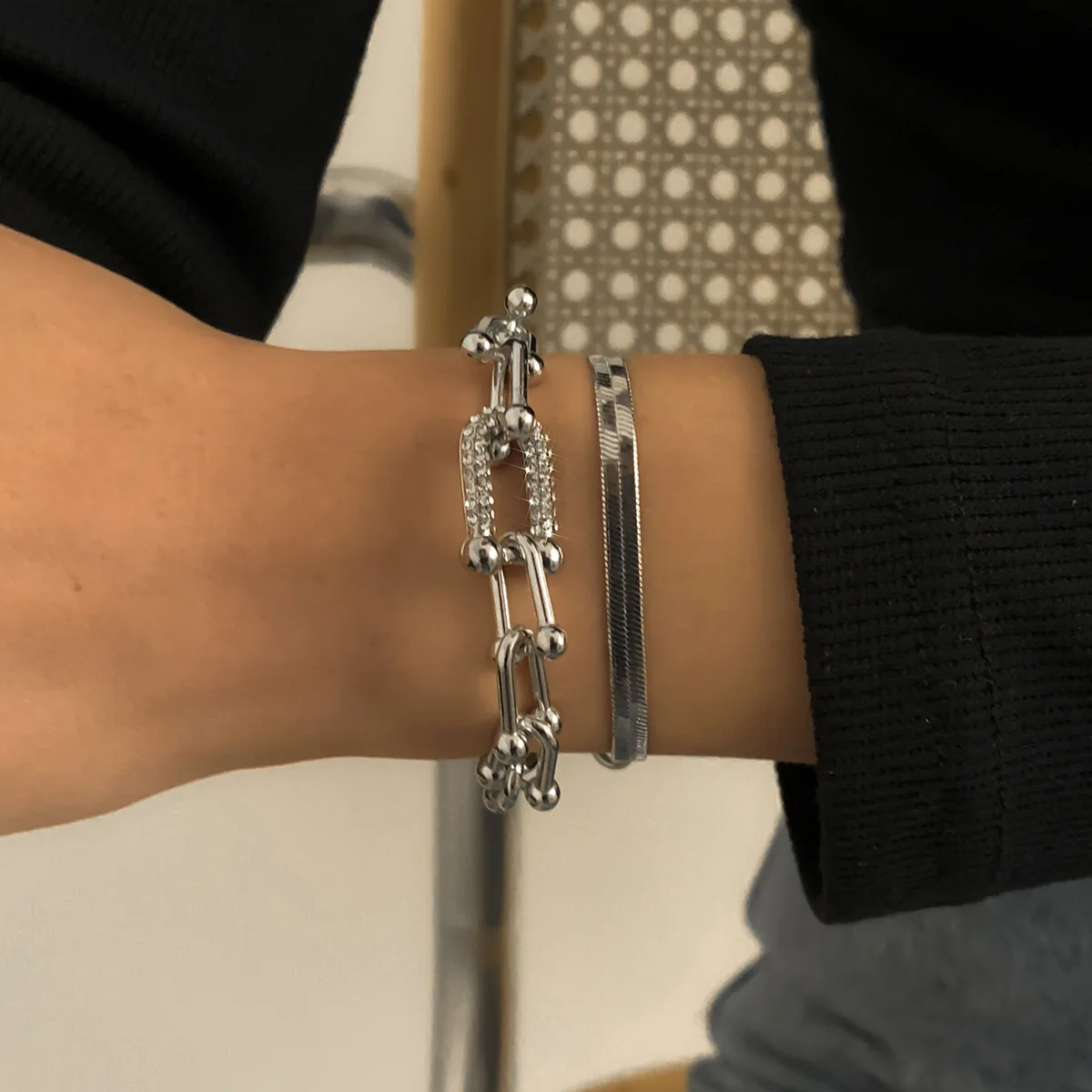 U-shaped Square Buckle Rhinestones Lock Chain Bracelet for Women Vintage Metal Snake Bone Hip Hop Chain Party Jewelry Gift
U-shaped Square Buckle Rhinestones Lock Chain Bracelet for Women Vintage Metal Snake Bone Hip Hop Chain Party Jewelry Gift