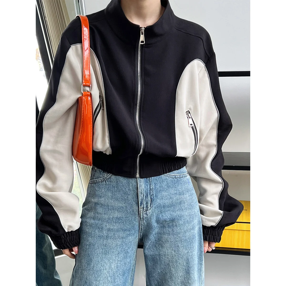 Короткая Дизайнерская куртка с контрастной вставкой и воротником-стойкой женское спортивное пальто на молнии 
Короткая Дизайнерская куртка с контрастной вставкой и воротником-стойкой женское спортивное пальто на молнии