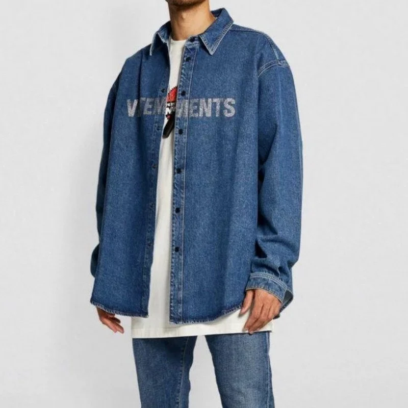 Men's Jackets Blue Letter Bling Men Women High Quality Rhinestone Jacket Oversize VTM Coats Thick Fabric
Men's Jackets Blue Letter Bling Men Women High Quality Rhinestone Jacket Oversize VTM Coats Thick Fabric