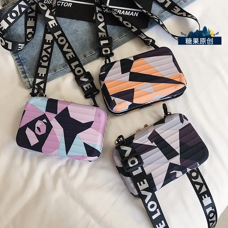 Luxury Shoulder Bags for Women Fashion Small Luggage Bag 2022 New Suitcase Shape Mini Bag PU Single Striped Clutch Bag Purses
Luxury Shoulder Bags for Women Fashion Small Luggage Bag 2022 New Suitcase Shape Mini Bag PU Single Striped Clutch Bag Purses