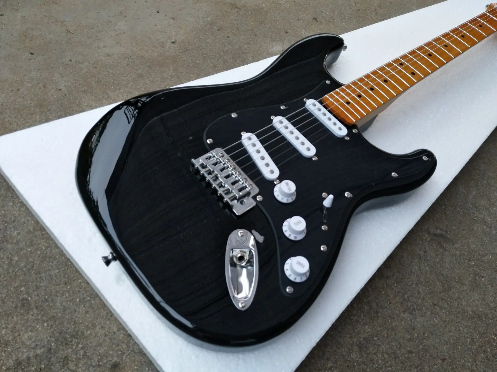 Электрогитара Strat Black ST на заказ, 3 слоя, полностью черная накладка, глянцевая краска, желтая накладка на шею и гриф, однострунное дерево
Электрогитара Strat Black ST на заказ, 3 слоя, полностью черная накладка, глянцевая краска, желтая накладка на шею и гриф, однострунное дерево