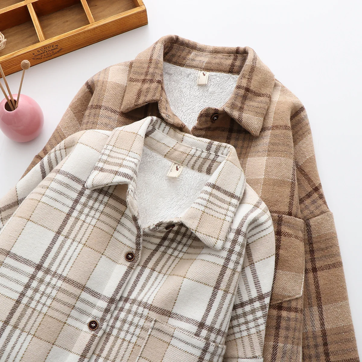 2022 Fashion Thick Velvet Plaid Shirts Women Winter Keep Warm Blouses and Tops New Casual Slim Female Clothes Outwear Korean
2022 Fashion Thick Velvet Plaid Shirts Women Winter Keep Warm Blouses and Tops New Casual Slim Female Clothes Outwear Korean