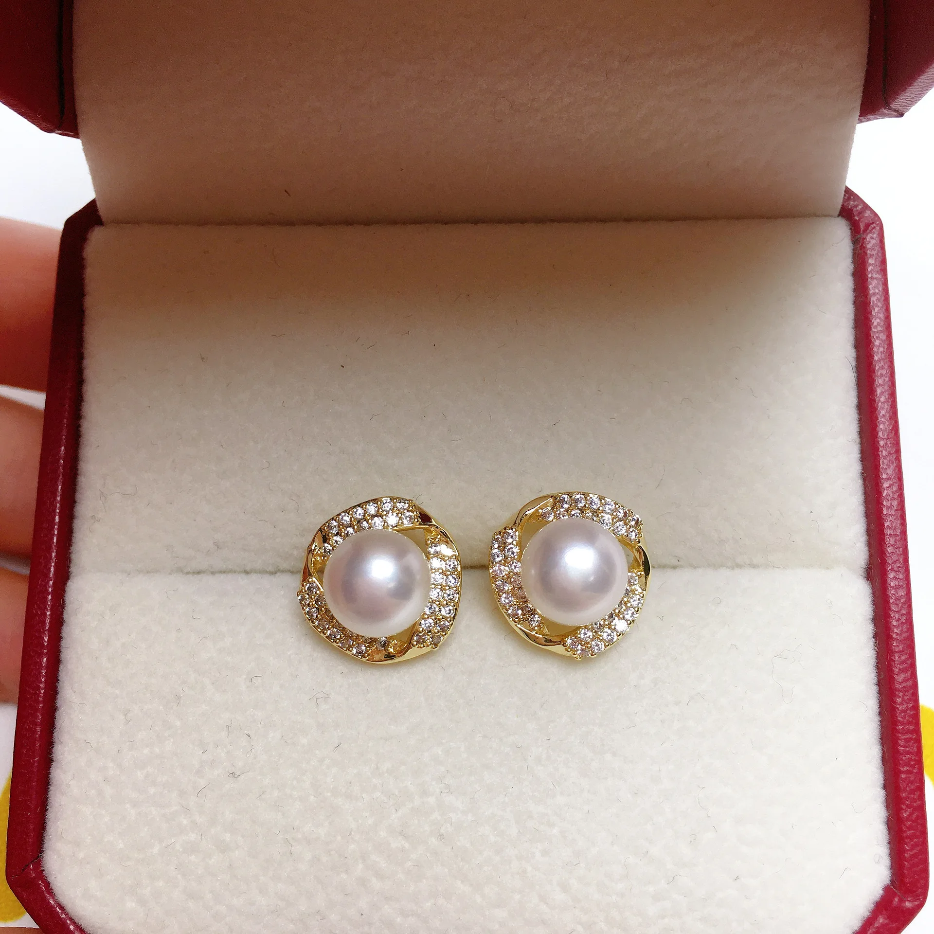 Elegant Freshwater Peal Earrings Woman Cubic Zircon Statement 18K Gold Plated Round Stud Jewelry Earrings
Elegant Freshwater Peal Earrings Woman Cubic Zircon Statement 18K Gold Plated Round Stud Jewelry Earrings