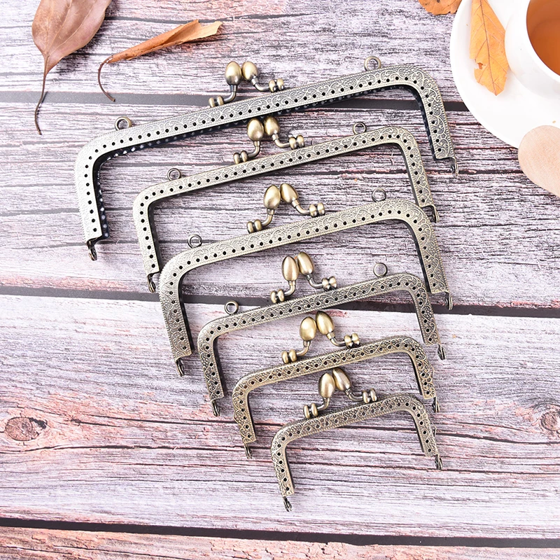 1PCS Bronze DIY Purse Handbag Handle Coins Bags Metal Kiss Clasp Lock Frame New Fashion Handle 8.5/10.5/12.5/15/16/18/20cm
1PCS Bronze DIY Purse Handbag Handle Coins Bags Metal Kiss Clasp Lock Frame New Fashion Handle 8.5/10.5/12.5/15/16/18/20cm