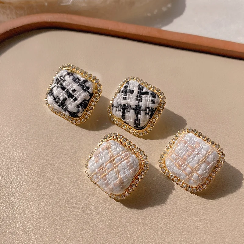 Женские серьги-гвоздики в Корейском стиле, изысканные квадратные серьги в клетку из серебра 2023 пробы 
Женские серьги-гвоздики в Корейском стиле, изысканные квадратные серьги в клетку из серебра 2023 пробы