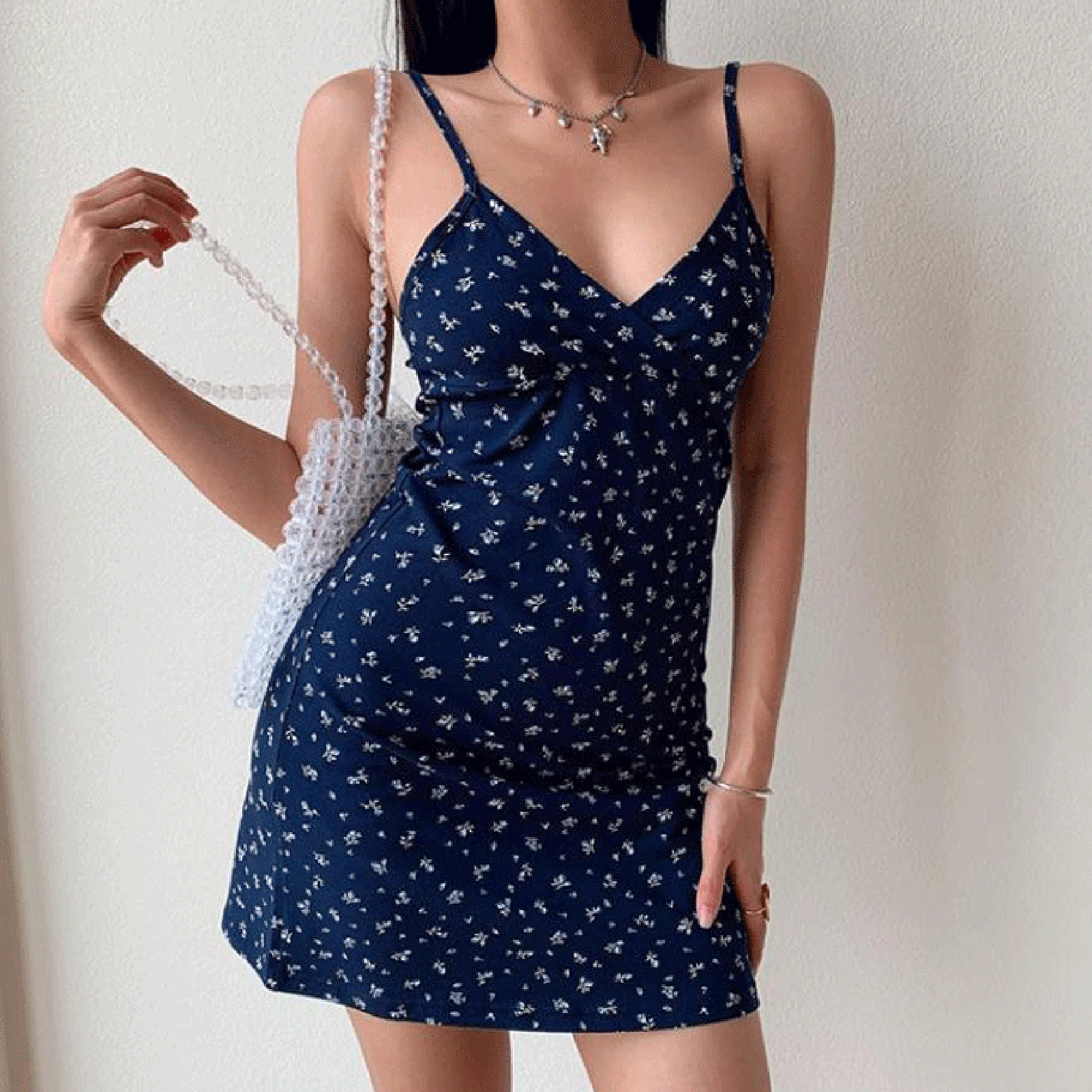 Ladies Sling Dress Backless Sleeveless Women Spaghetti Strap Dress Summer V-Neck Fashion Elegant Simple Beach Vacation
Ladies Sling Dress Backless Sleeveless Women Spaghetti Strap Dress Summer V-Neck Fashion Elegant Simple Beach Vacation