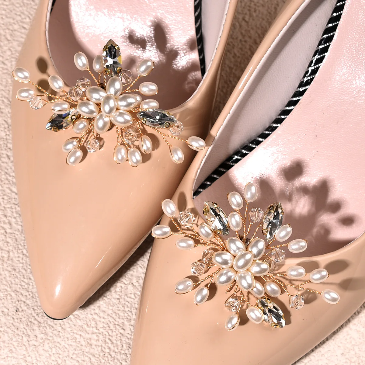 2 Pair Bride Shoes Decoration DIY Pearl Rhinestone Shoe Clip Manufacturer Direct Selling Charm Shoe Flower Wholesale
2 Pair Bride Shoes Decoration DIY Pearl Rhinestone Shoe Clip Manufacturer Direct Selling Charm Shoe Flower Wholesale