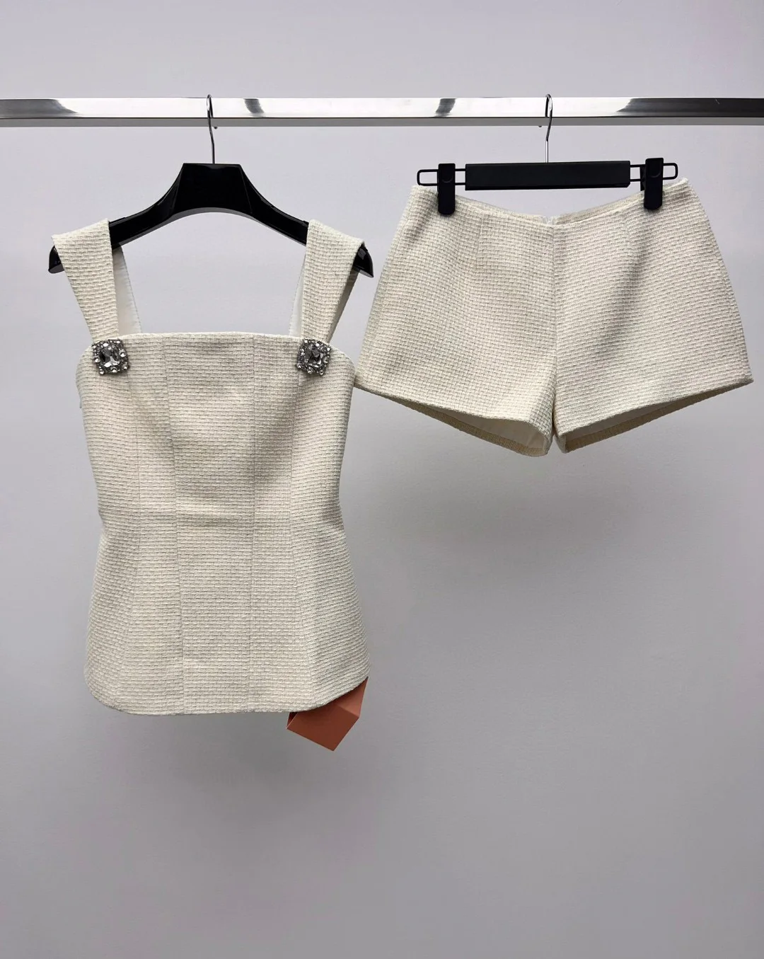 2023Pre-fall bow halter suit Back halter satin bow detail paired with shorts from the same collection
2023Pre-fall bow halter suit Back halter satin bow detail paired with shorts from the same collection