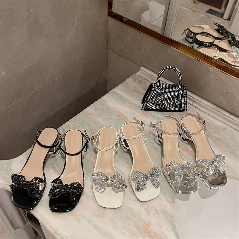 Женские босоножки на низком каблуке, с квадратным носком и ремешком, бежевые удобные сандалии с пряжкой-бантом, стразы, Новинка лета 2022 
Женские босоножки на низком каблуке, с квадратным носком и ремешком, бежевые удобные сандалии с пряжкой-бантом, стразы, Новинка лета 2022