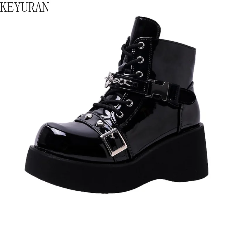 Женские ботильоны из лакированной кожи, черные мотоциклетные ботинки на платформе и высоком каблуке, обувь в готическом стиле, зима 2022
Женские ботильоны из лакированной кожи, черные мотоциклетные ботинки на платформе и высоком каблуке, обувь в готическом стиле, зима 2022