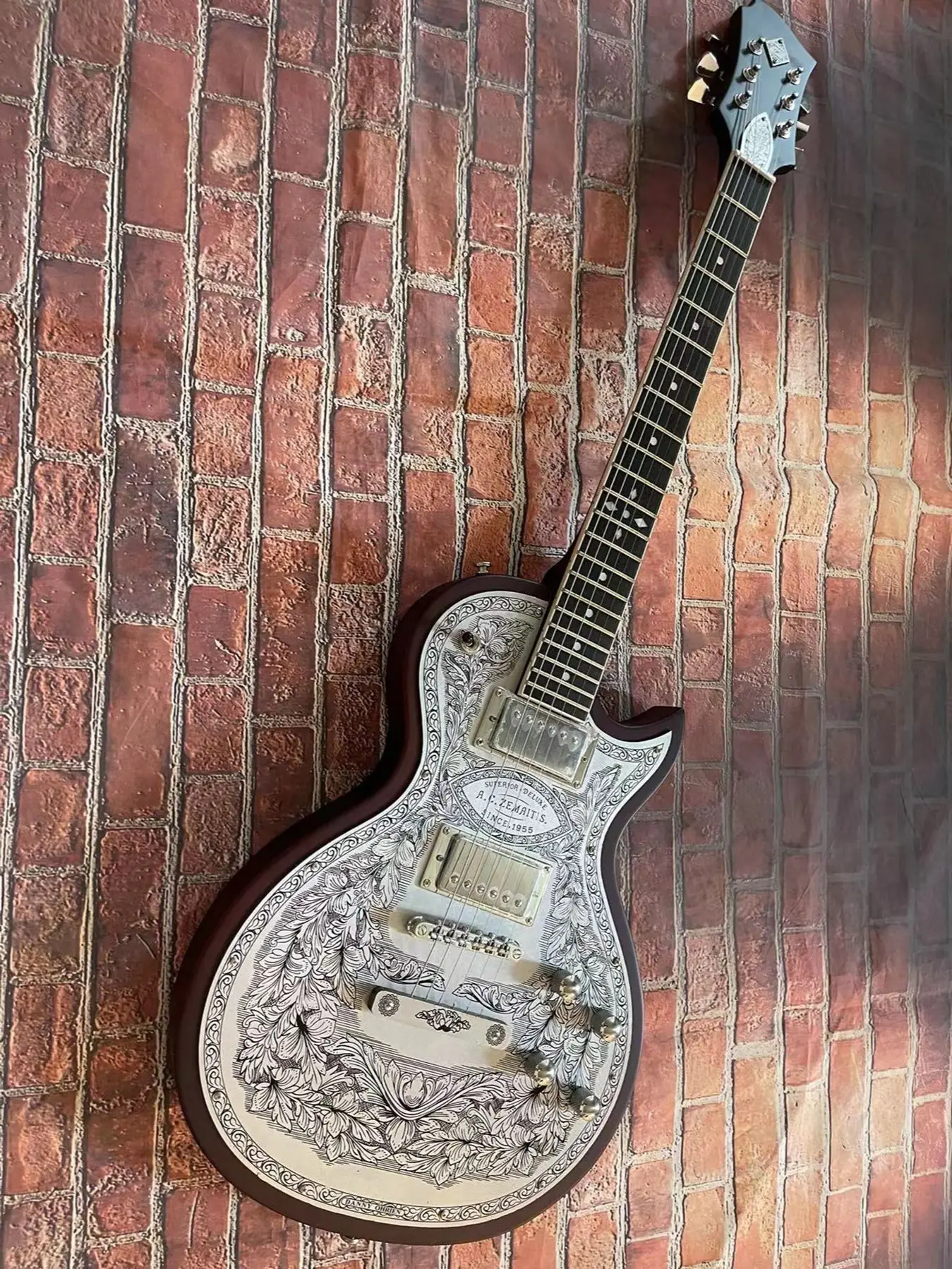 Aluminum plate tiger pattern, high-end pickup, rose wood fingerboard six string electric guitar, personalized guitar
Aluminum plate tiger pattern, high-end pickup, rose wood fingerboard six string electric guitar, personalized guitar