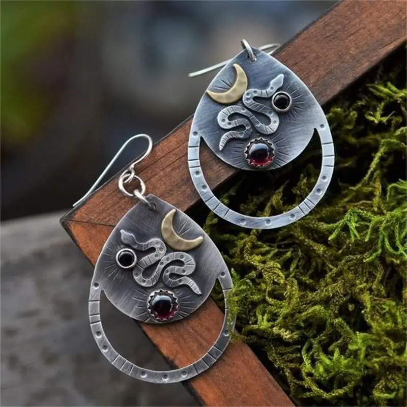 Gothic Punk Snake Crescent Moon Pendant Earrings for Women Retro Inlaid Red Rhinestone Round Dangle Earring Jewelry Accessories
Gothic Punk Snake Crescent Moon Pendant Earrings for Women Retro Inlaid Red Rhinestone Round Dangle Earring Jewelry Accessories