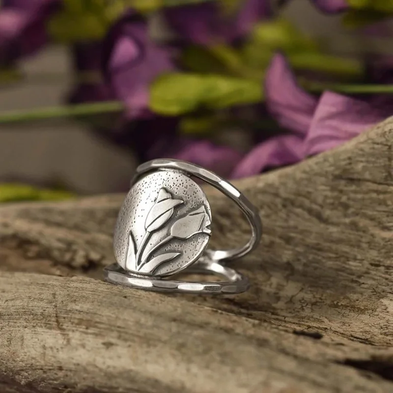 Vintage Women Hand Carved Lily of The Valley Ring Simple Fashion Metal Hollow Flower Floral Ring Wedding Jewelry Gift
Vintage Women Hand Carved Lily of The Valley Ring Simple Fashion Metal Hollow Flower Floral Ring Wedding Jewelry Gift