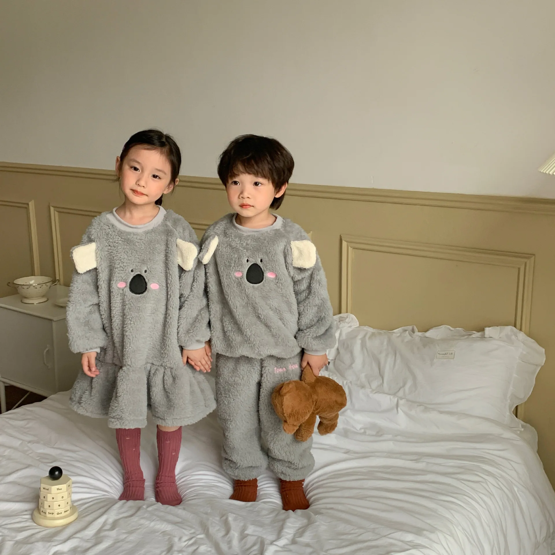 Autumn Winter New Children Homewear Plus Fleece Pajamas Set Kid Boy Girl Cartoon Cotton Long Sleeve Tops+pants 2pcs Pyjamas Suit
Autumn Winter New Children Homewear Plus Fleece Pajamas Set Kid Boy Girl Cartoon Cotton Long Sleeve Tops+pants 2pcs Pyjamas Suit