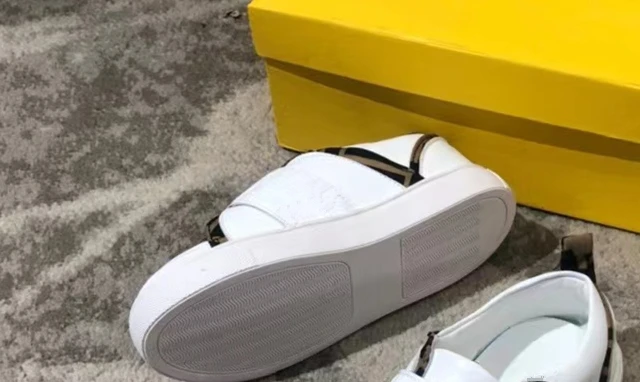 Light luxury fashion boys' and girls' Leather Velcro old flower stitching flat bottom casual sports shoes children's sandals
Light luxury fashion boys' and girls' Leather Velcro old flower stitching flat bottom casual sports shoes children's sandals