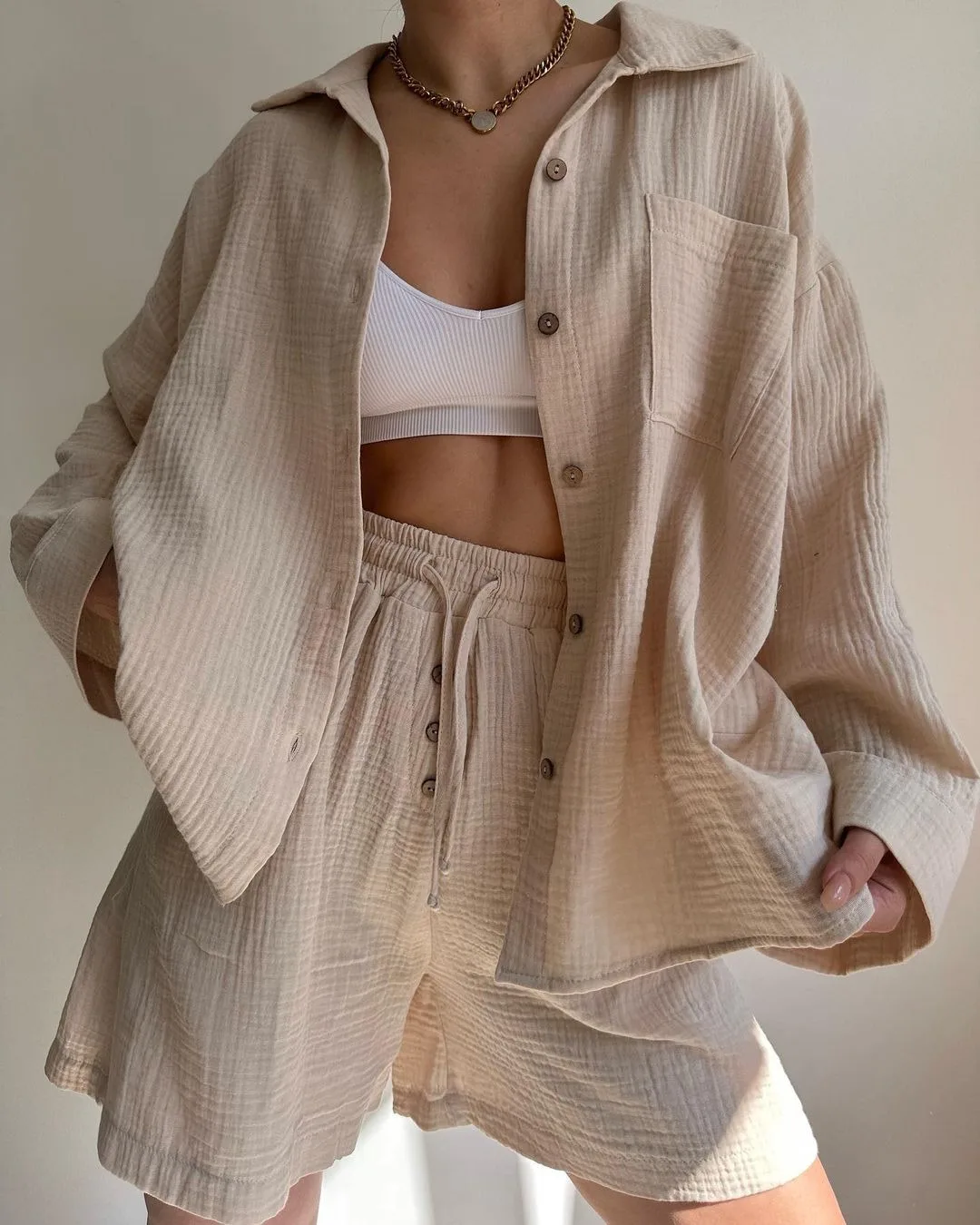 2023 Women's Wrinkled Cloth Lapel Long-sleeved Shirt High Waist Drawstring Shorts Fashion Casual Two-piece Suit
2023 Women's Wrinkled Cloth Lapel Long-sleeved Shirt High Waist Drawstring Shorts Fashion Casual Two-piece Suit