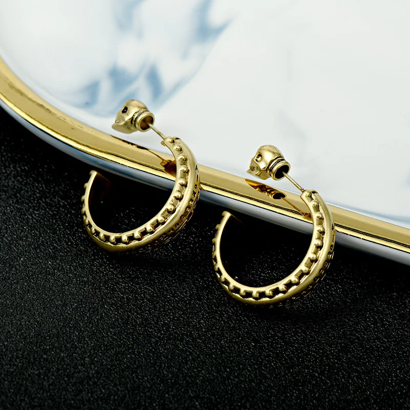 New Fashion Retro High-grade Sense Earrings Skull A Two Wearing Split Earrings Round Earrings Needle Female Fashion Jewelry
New Fashion Retro High-grade Sense Earrings Skull A Two Wearing Split Earrings Round Earrings Needle Female Fashion Jewelry