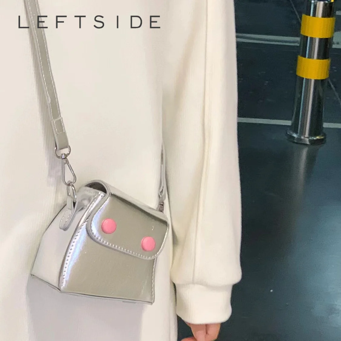 LEFTSIDE Y2k Mini Cute PU Leather Crossbody Bags for Women 2023 Luxury Korean Fashion Lipstick Phone Handbags and Purses
LEFTSIDE Y2k Mini Cute PU Leather Crossbody Bags for Women 2023 Luxury Korean Fashion Lipstick Phone Handbags and Purses