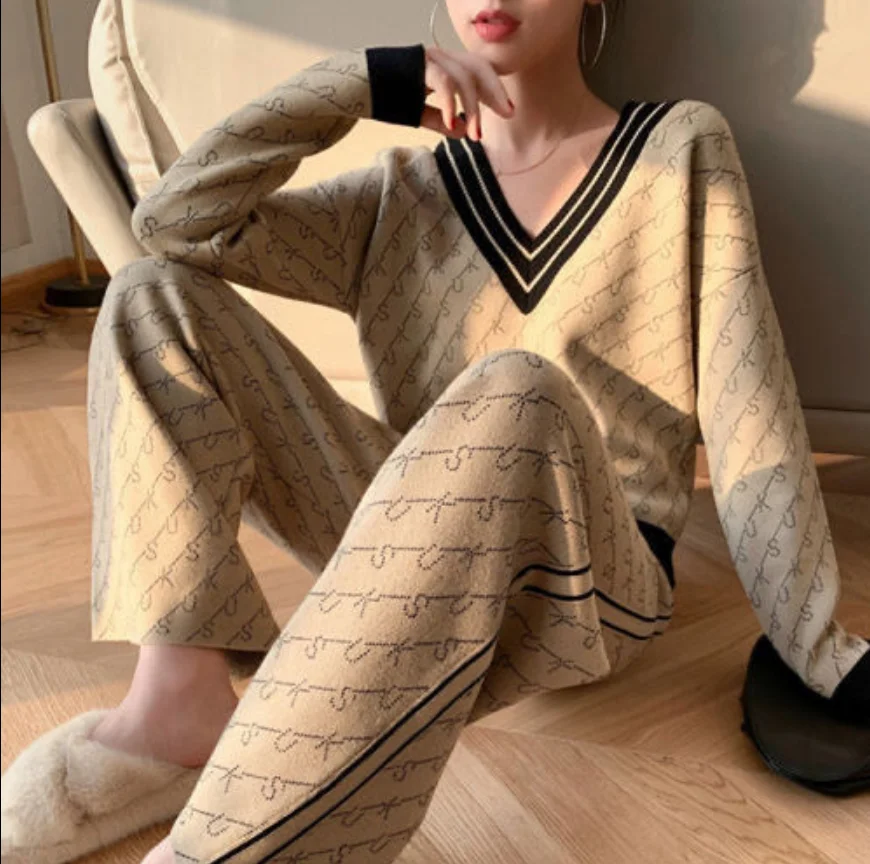 3XL Ladies V-neck Sweater Suit Autumn New Style Temperament Jacquard Knitted Wide-leg Pants Two-piece Women Sweatshirt Women
3XL Ladies V-neck Sweater Suit Autumn New Style Temperament Jacquard Knitted Wide-leg Pants Two-piece Women Sweatshirt Women