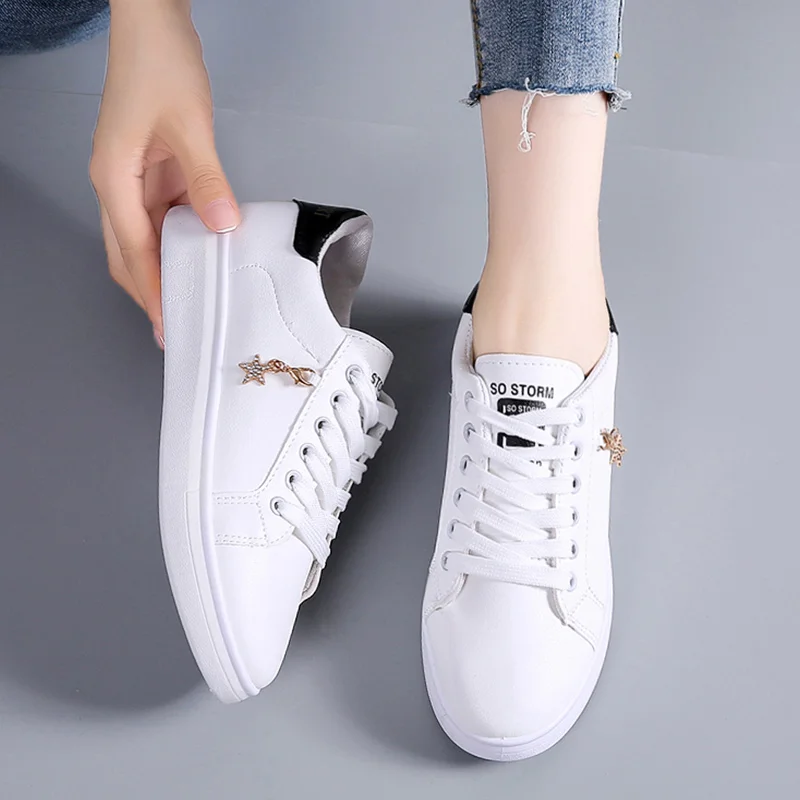 Женские кроссовки из ПУ кожи, на платформе, легкие дышащие кроссовки на шнуровке, повседневные, белые, осень 2022 
Женские кроссовки из ПУ кожи, на платформе, легкие дышащие кроссовки на шнуровке, повседневные, белые, осень 2022