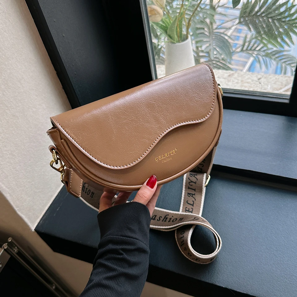 New Saddle Bag Summer Single Shoulder Cross-Body Bag Women Fashion Design Wide Shoulder Belt Simple Half Round Bag M848
New Saddle Bag Summer Single Shoulder Cross-Body Bag Women Fashion Design Wide Shoulder Belt Simple Half Round Bag M848