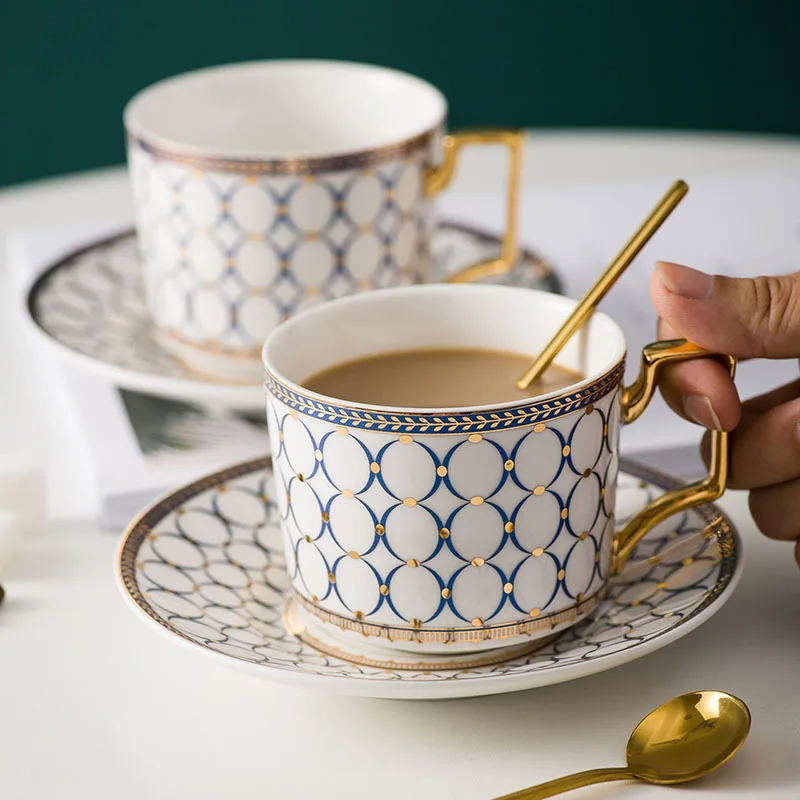 

1 комплект, европейская благородная кофейная чашка из костяного фарфора, набор блюдце, 250 мл, роскошная керамическая кружка, кофейная чашка, чайный набор, чашка для кафе, посуда для напитков