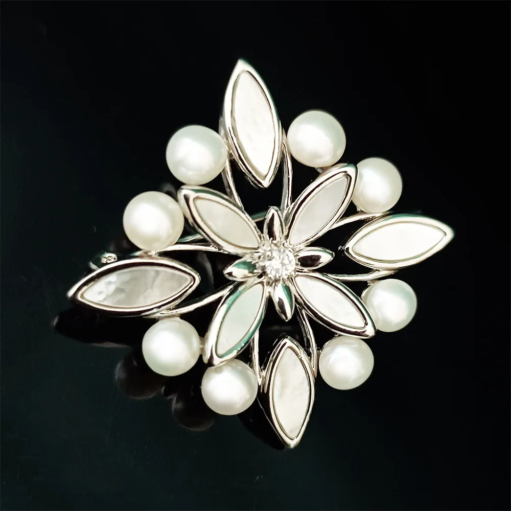 

Fashion French Elegant Fritillaria Ice Snowflake Brooch Elegant Simplicity Natural Freshwater Pearl Zircon Cross Breast Pin