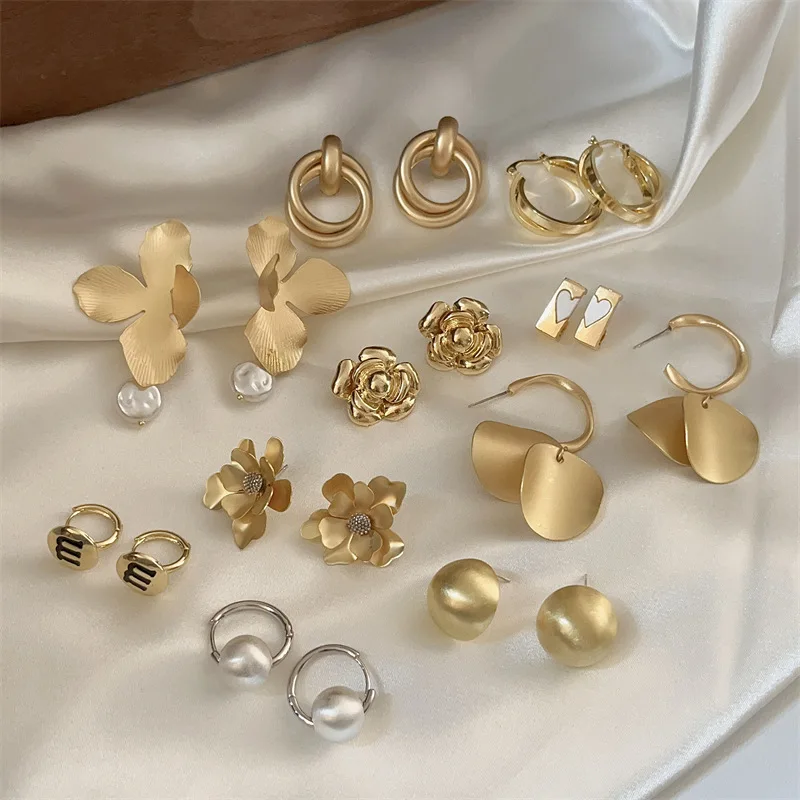 Hot Selling Gold Plated Metal Oversize Earrings Long Drops for Women Hollow Flower Horn Trendy Chunky Distort Luxury Jewelry
Hot Selling Gold Plated Metal Oversize Earrings Long Drops for Women Hollow Flower Horn Trendy Chunky Distort Luxury Jewelry