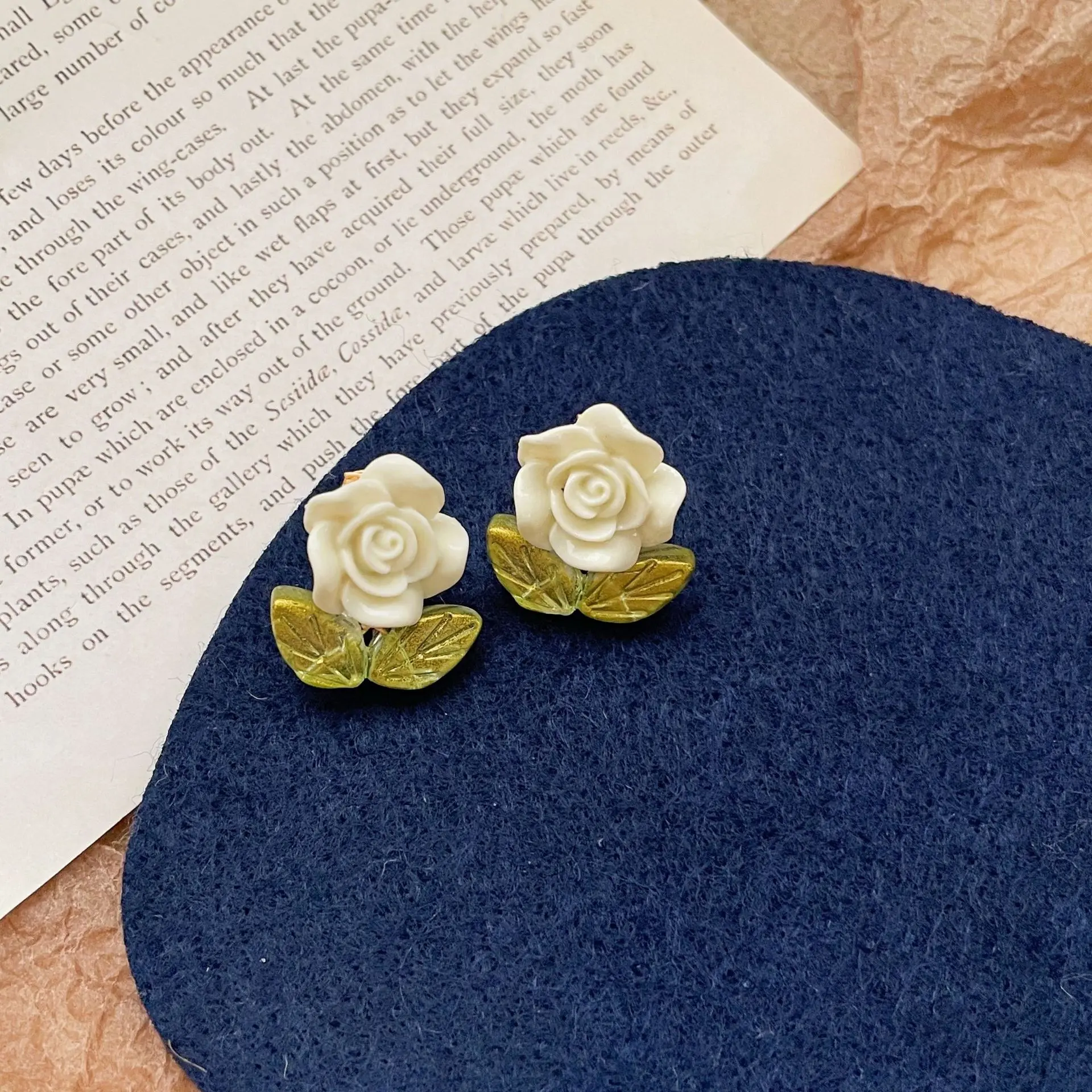 Korean Earrings White Rose Earrings Handmade Resin Sweet Acrylic Rose Clip on Earrings Fake Piercing for Women
Korean Earrings White Rose Earrings Handmade Resin Sweet Acrylic Rose Clip on Earrings Fake Piercing for Women