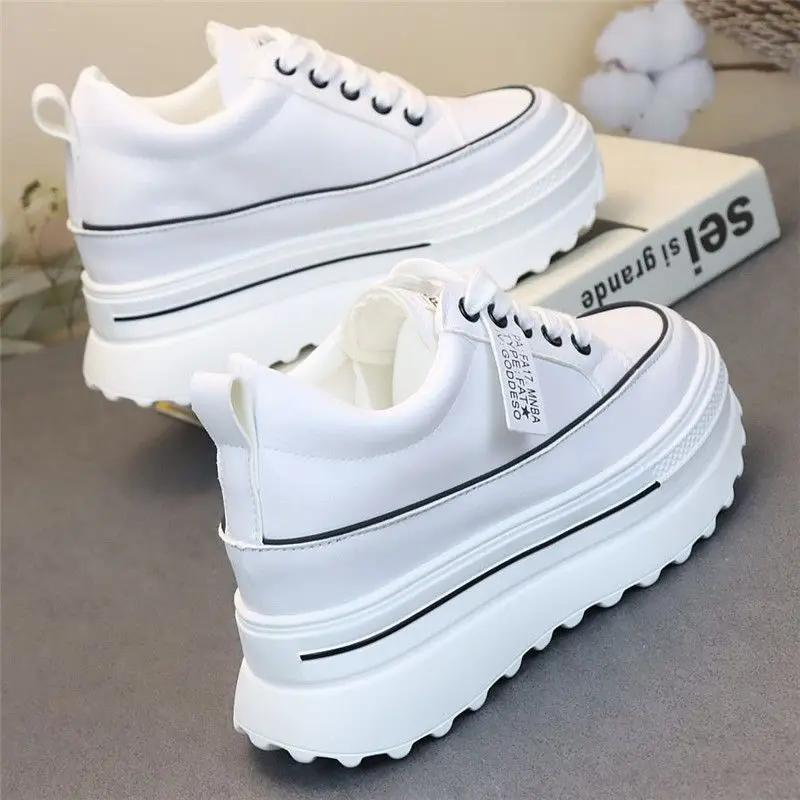 

2023 Muffin Bottom White Shoes Lightweight Spring New Outing Casual Sneakers Western Style Slimming Hidden Heel Women's