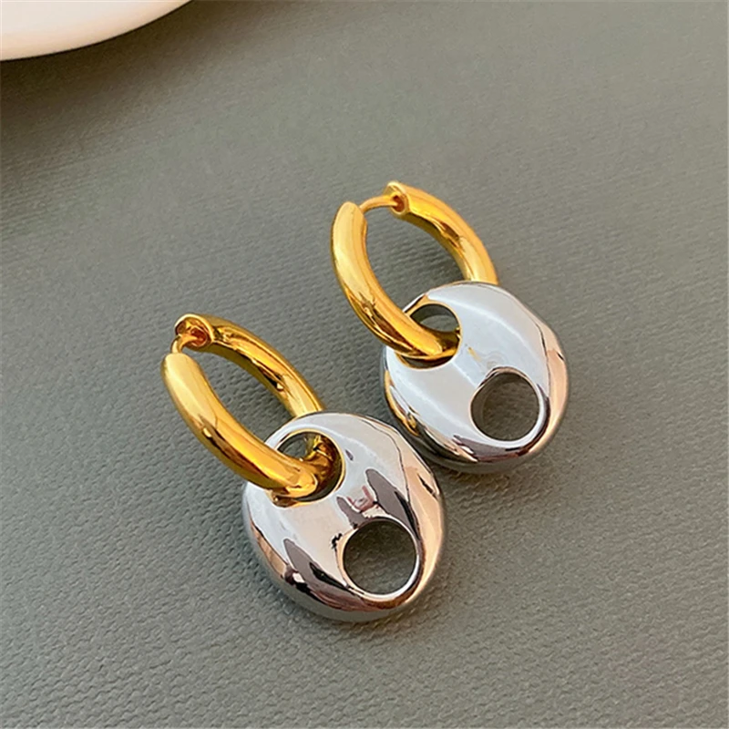 Pig nose oval ear buckle Korean fashion temperament pendant female earrings metal ear accessories attending cocktails
Pig nose oval ear buckle Korean fashion temperament pendant female earrings metal ear accessories attending cocktails
