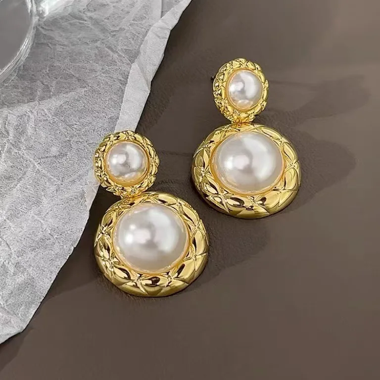 French Retro Big Pearl Earrings Female Autumn Luxury Elegant Temperament High Sense Niche Design Earrings
French Retro Big Pearl Earrings Female Autumn Luxury Elegant Temperament High Sense Niche Design Earrings