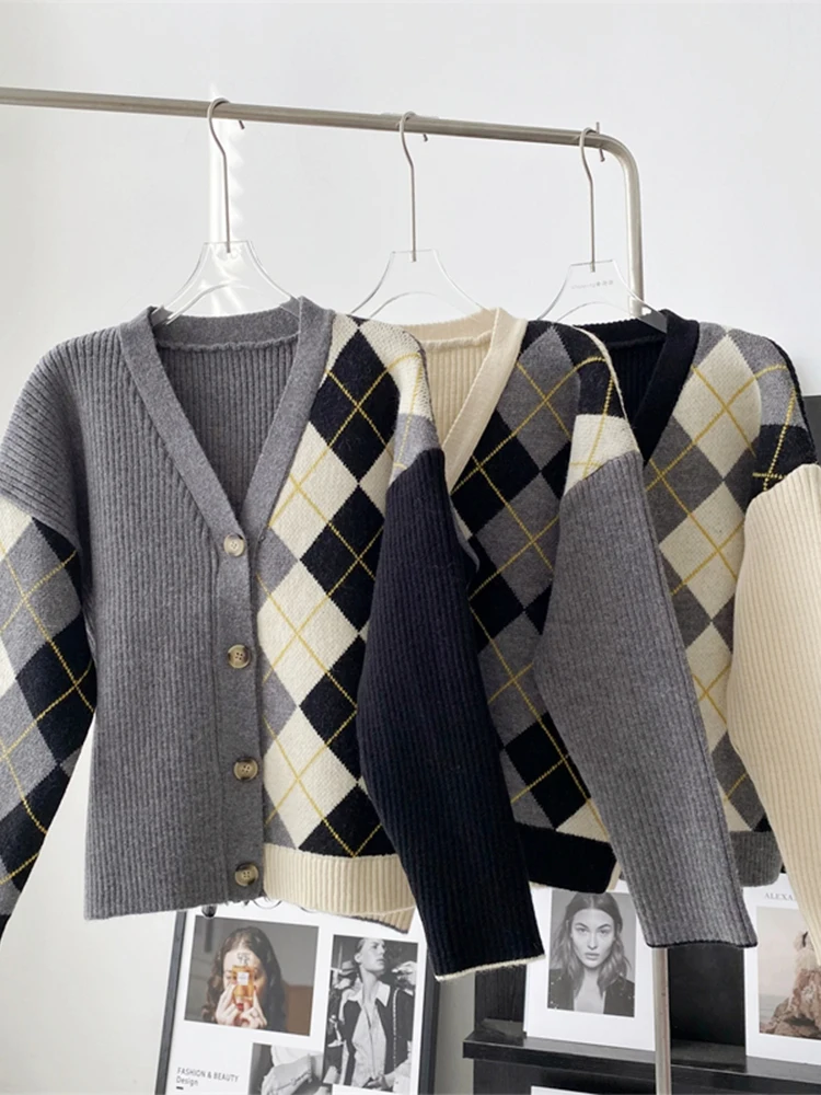 Женский трикотажный кардиган контрастных цветов, однобортный трикотажный свитер в стиле пэчворк с ромбовидным принтом и V-образным вырезом, Осень-зима 2022
Женский трикотажный кардиган контрастных цветов, однобортный трикотажный свитер в стиле пэчворк с ромбовидным принтом и V-образным вырезом, Осень-зима 2022