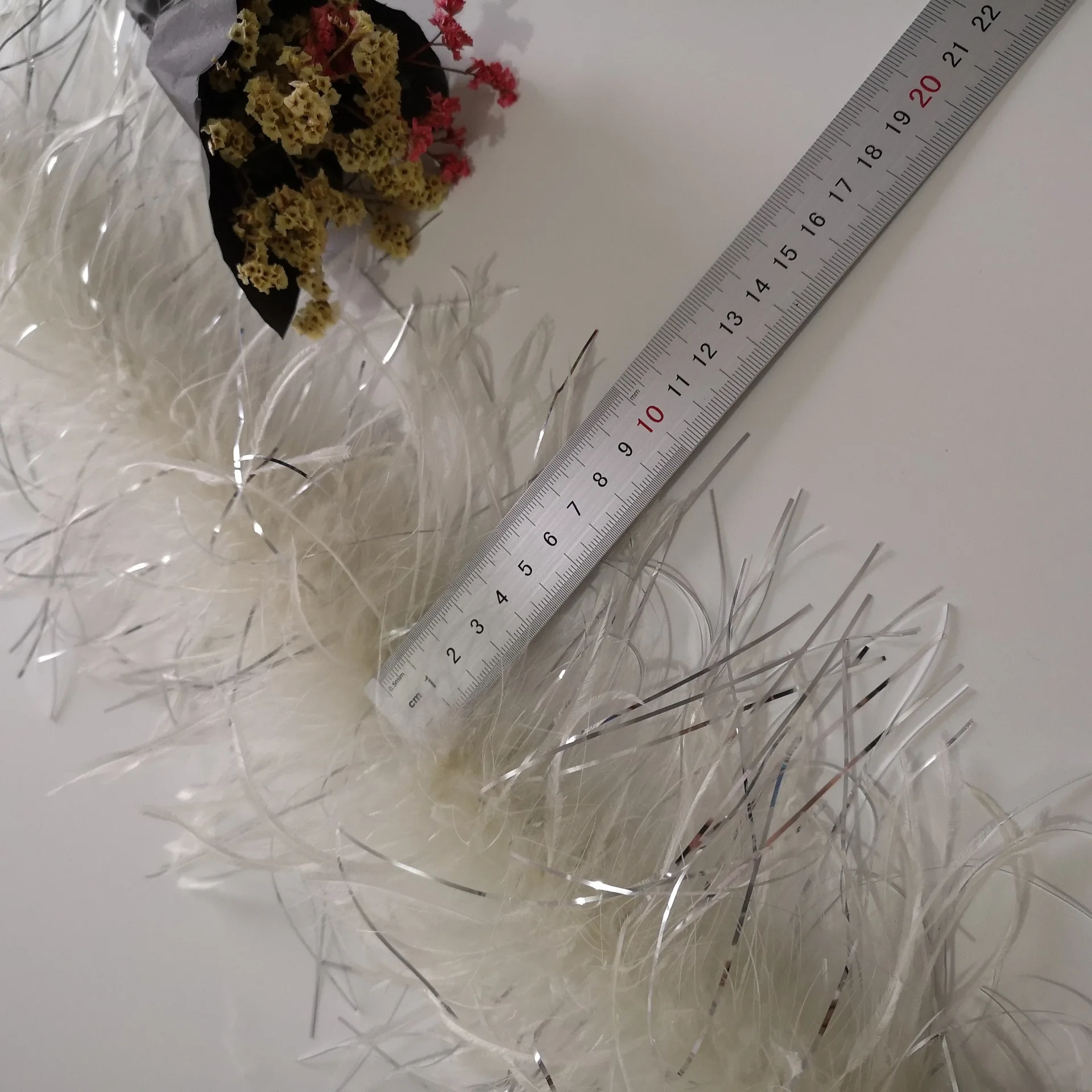 2yard Fluffy White Ostrich Feather plus silver thread Costumes Trim for Party Stage Prop Accessories Wedding juju Hat Decoration
2yard Fluffy White Ostrich Feather plus silver thread Costumes Trim for Party Stage Prop Accessories Wedding juju Hat Decoration