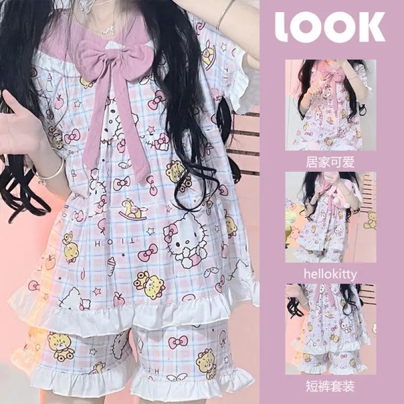 Пижамный комплект Hello Kitty Женский, Тонкий Модный комплект из 2 предметов с отложным воротником и коротким рукавом, с принтом в стиле аниме, элегантный
Пижамный комплект Hello Kitty Женский, Тонкий Модный комплект из 2 предметов с отложным воротником и коротким рукавом, с принтом в стиле аниме, элегантный