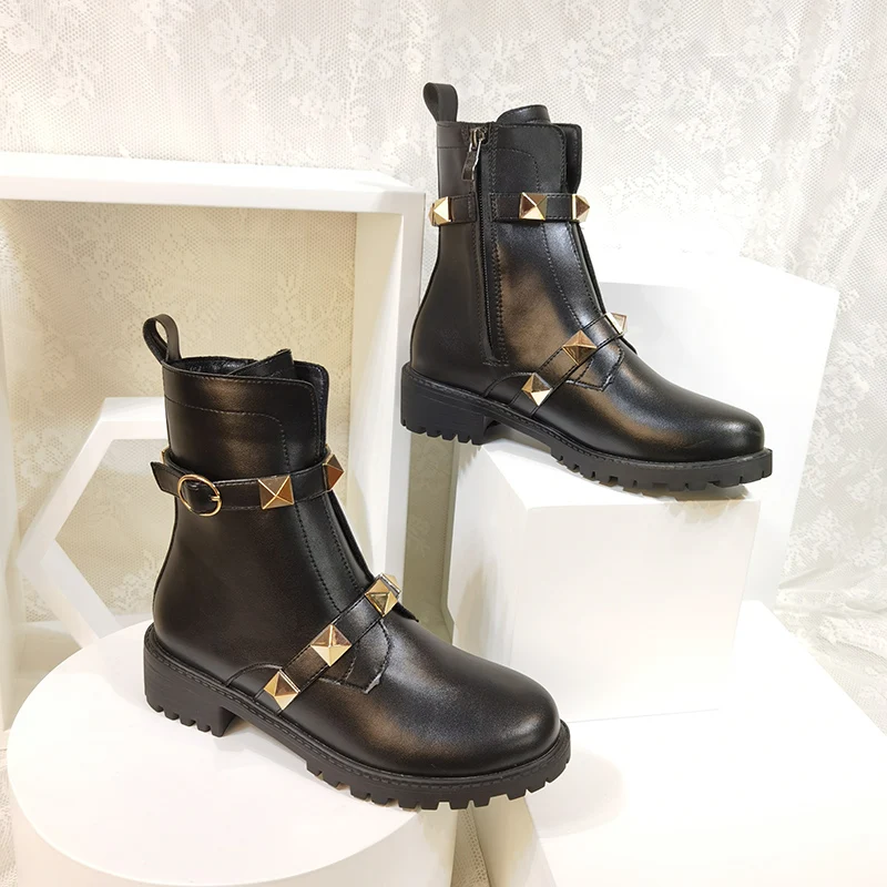 2022 new Rivet Boots Short Martin Boots Women's Winter New Cotton Shoes Fleece-Lined Platform Mid Heel Lady Chunky Heel
2022 new Rivet Boots Short Martin Boots Women's Winter New Cotton Shoes Fleece-Lined Platform Mid Heel Lady Chunky Heel