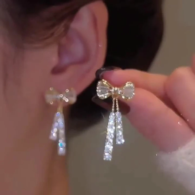 Корейские модные висячие серьги с бантом и кристаллами для женщин 2022 роскошные сверкающие серьги с длинными кисточками из Кубического циркония высокие ювелирные изделия подарки
Корейские модные висячие серьги с бантом и кристаллами для женщин 2022 роскошные сверкающие серьги с длинными кисточками из Кубического циркония высокие ювелирные изделия подарки