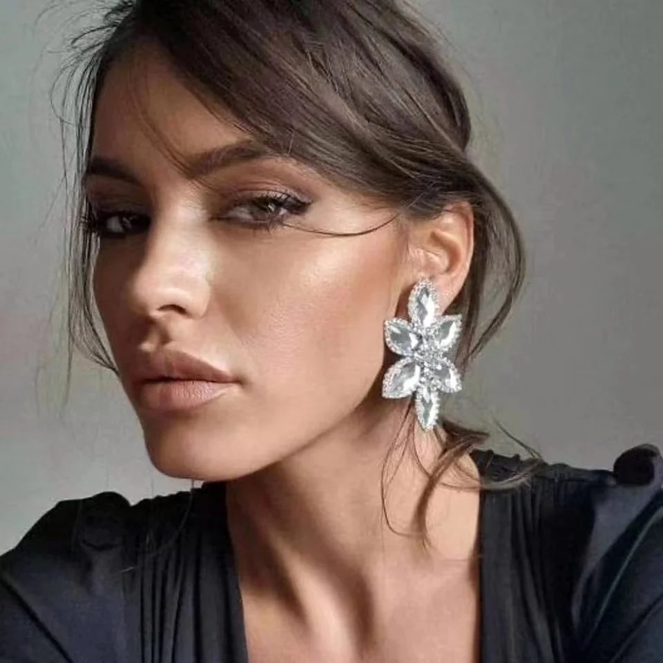 Fashion trend: shiny Rhinestone Flower Shaped Crystal Glass Earrings, women's earrings, dinner, wedding, personalized jewelry
Fashion trend: shiny Rhinestone Flower Shaped Crystal Glass Earrings, women's earrings, dinner, wedding, personalized jewelry