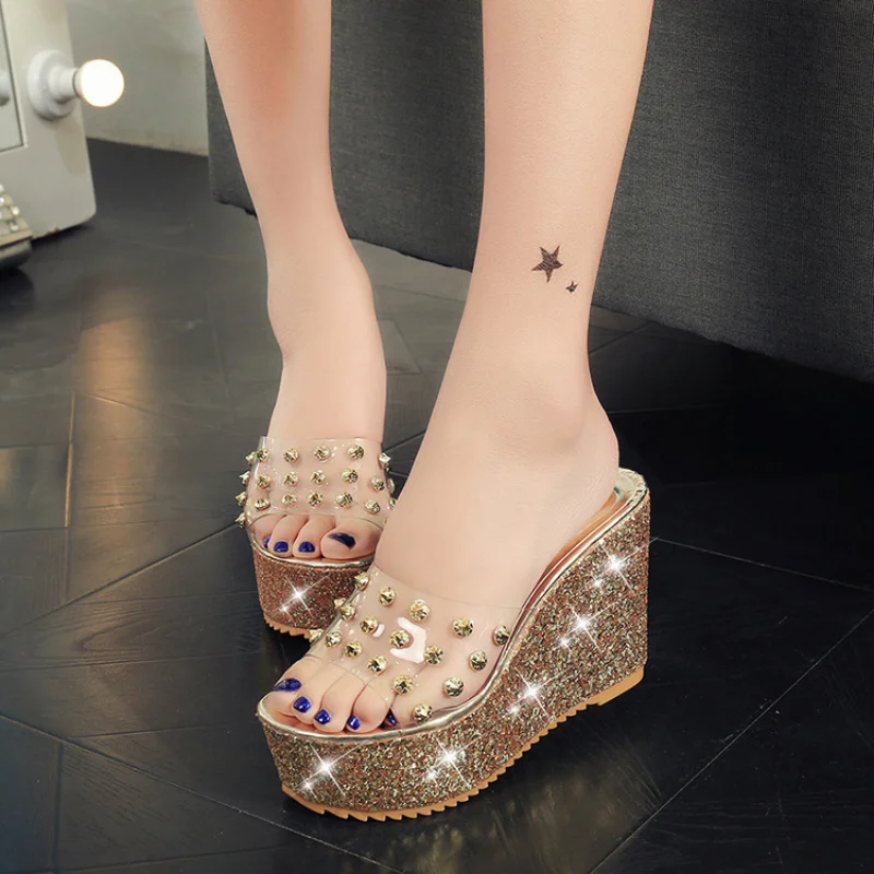 Sandals Women's Summer 2023 Fashion Cake Thick Bottomed Waterproof Table Pearl Transparent Sexy High Heel Wedge Slippers
Sandals Women's Summer 2023 Fashion Cake Thick Bottomed Waterproof Table Pearl Transparent Sexy High Heel Wedge Slippers
